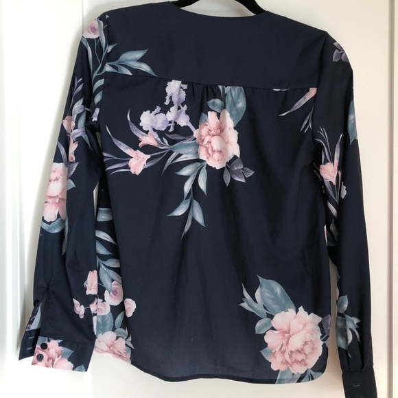 Floral Navy Blouse Cropped - Picture 2 of 6